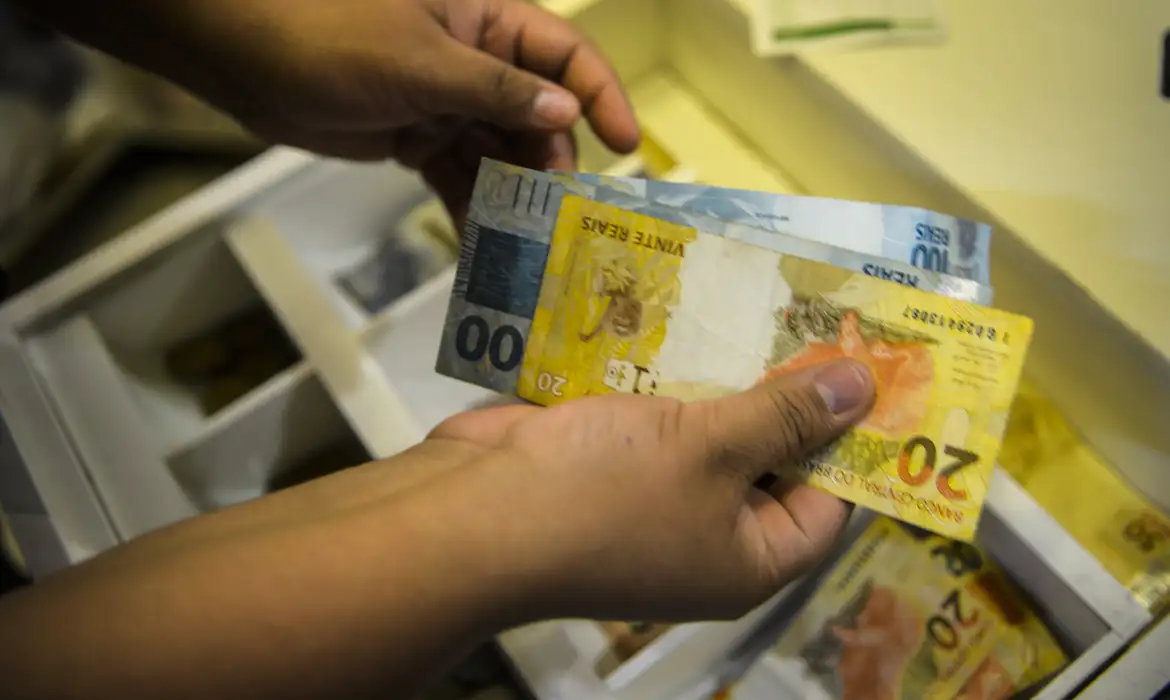 Governo propõe salário mínimo de R$ 1.717 em 2027