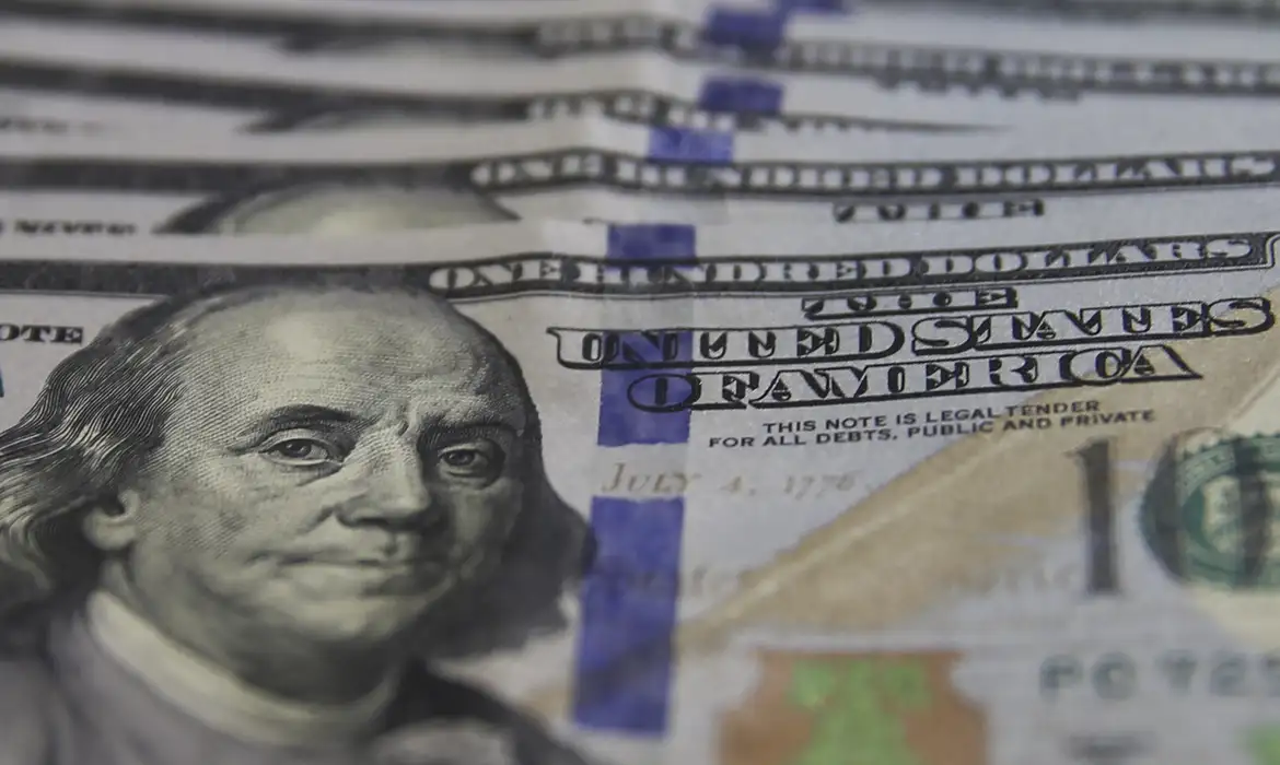 Dólar fecha abaixo de R$ 5 pela primeira vez em mais de dois anos Dólar fecha abaixo de R$ 5 pela primeira vez em mais de dois anos