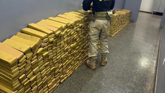 PRF apreende mais de 3,6 kg de drogas e realiza prisões em Mato Grosso do Sul.