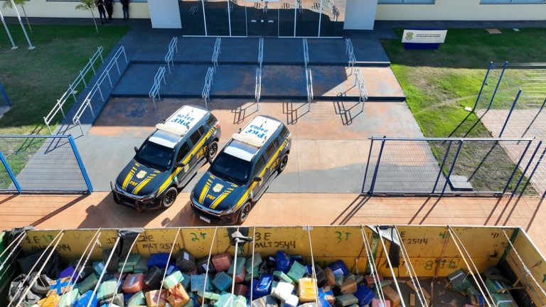 PRF realizou na BR-163 entre os municípios de Dourados e Caarapó a maior apreensão de maconha registrada pela instituição em 2026 PRF realizou na BR-163 entre os municípios de Dourados e Caarapó a maior apreensão de maconha registrada pela instituição em 2026