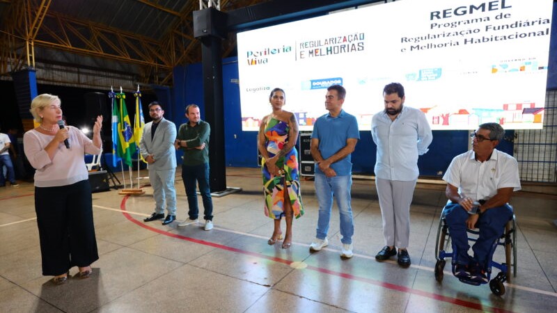 Prefeitura entrega mais 120 títulos e lança reforma inédita de 30 casas para famílias Prefeitura entrega mais 120 títulos e lança reforma inédita de 30 casas para famílias