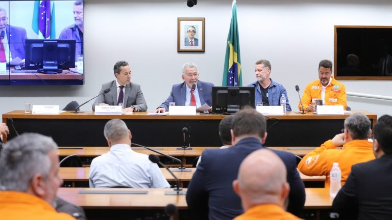 Especialistas responsabilizam distribuidoras e revendedoras pela alta nos preços dos combustíveis Especialistas responsabilizam distribuidoras e revendedoras pela alta nos preços dos combustíveis