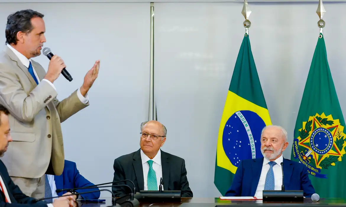 Lula assina MP e zera "taxa das blusinhas" Lula assina MP e zera "taxa das blusinhas"