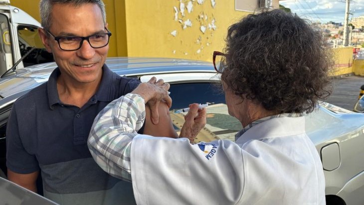Drive-thru de vacinação da SES supera 10 mil doses aplicadas em Campo Grande Drive-thru de vacinação da SES supera 10 mil doses aplicadas em Campo Grande