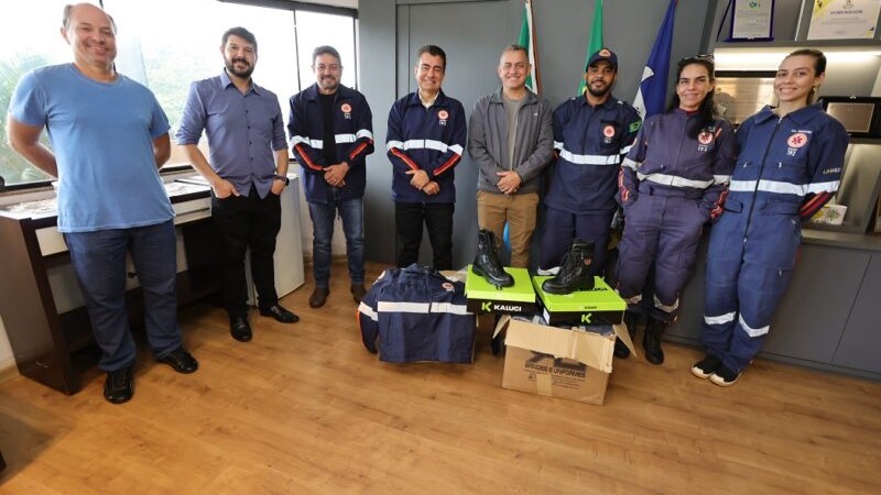 Secretaria de Saúde entrega uniformes para equipe do Samu