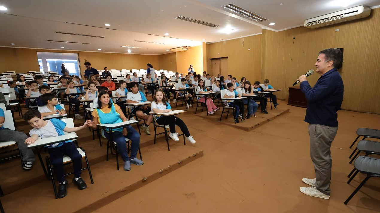 Estudantes conhecem rotina do prefeito e aprendem sobre cidadania em visita à Prefeitura de Dourados Estudantes conhecem rotina do prefeito e aprendem sobre cidadania em visita à Prefeitura de Dourados