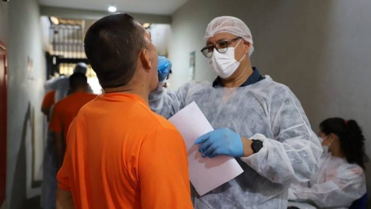 Polícias Científica e Penal coletam DNA de custodiados para ampliar banco usado em investigações criminais