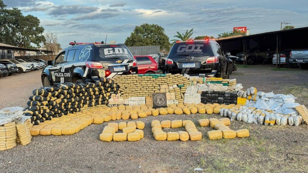 Polícia apreende mais de 880 quilos de drogas e prende foragido da justiça