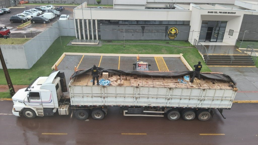 Policiais apreendem carreta com 35 mil pacotes de cigarros contrabandeados em Fátima do Sul Policiais apreendem carreta com 35 mil pacotes de cigarros contrabandeados em Fátima do Sul