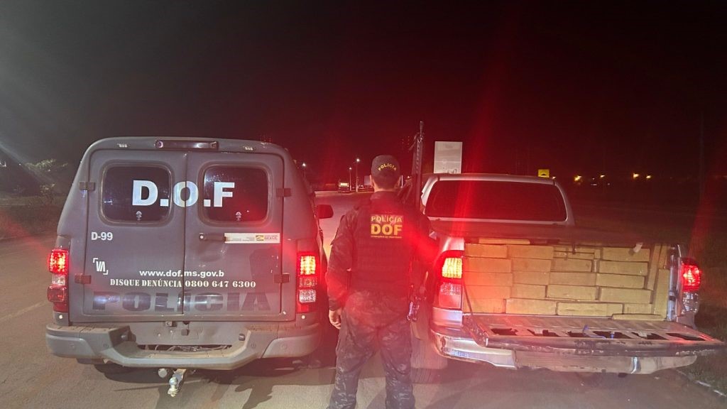 Policiais apreendem mais de duas toneladas de maconha e recupera caminhonete furtada Policiais apreendem mais de duas toneladas de maconha e recupera caminhonete furtada