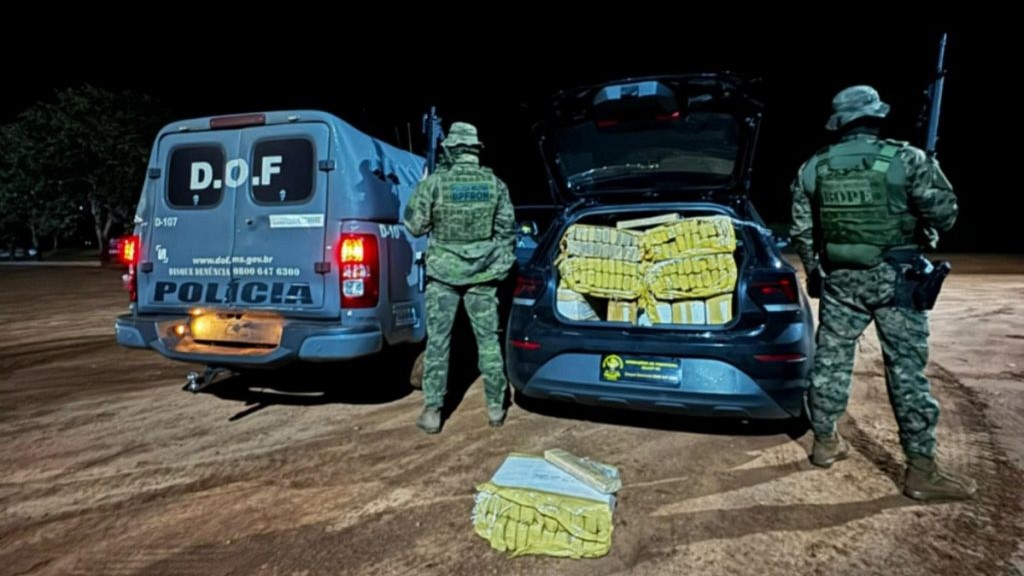 Policiais prendem dupla com 250 quilos de maconha em Ponta Porã Policiais prendem dupla com 250 quilos de maconha em Ponta Porã