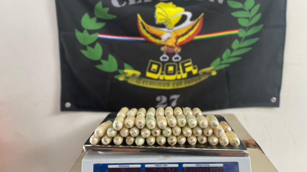 Policia prende homem com cápsulas de cocaína presas ao corpo Policia prende homem com cápsulas de cocaína presas ao corpo