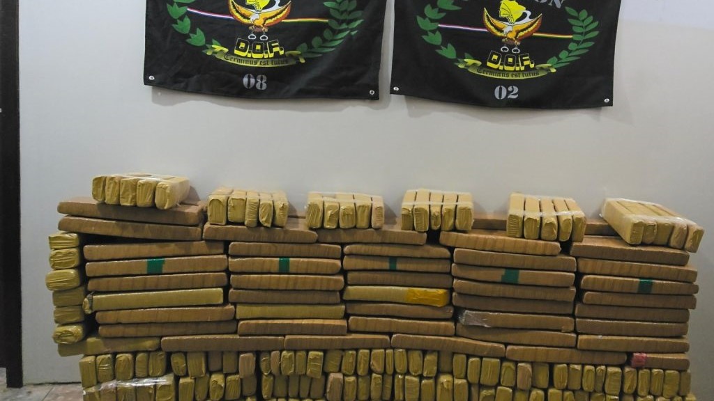 Policiais apreendem quase 300 quilos de maconha Policiais apreendem quase 300 quilos de maconha