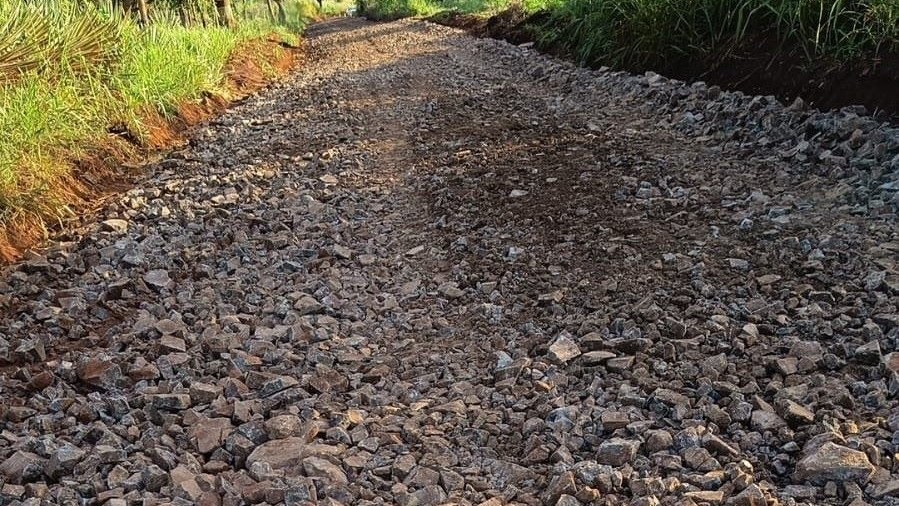 Prefeitura avança com cascalhamento em estradas vicinais da Reserva Indígena Prefeitura avança com cascalhamento em estradas vicinais da Reserva Indígena