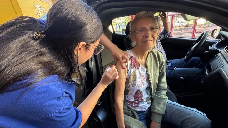 SES aplica 2,4 mil doses no primeiro fim de semana de drive-thru e prorroga vacinação até 24 de maio
