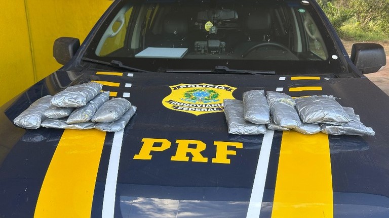 PRF prende uma mulher com documentos falsos e duas mulheres com cocaína presa junto ao corpo em MS