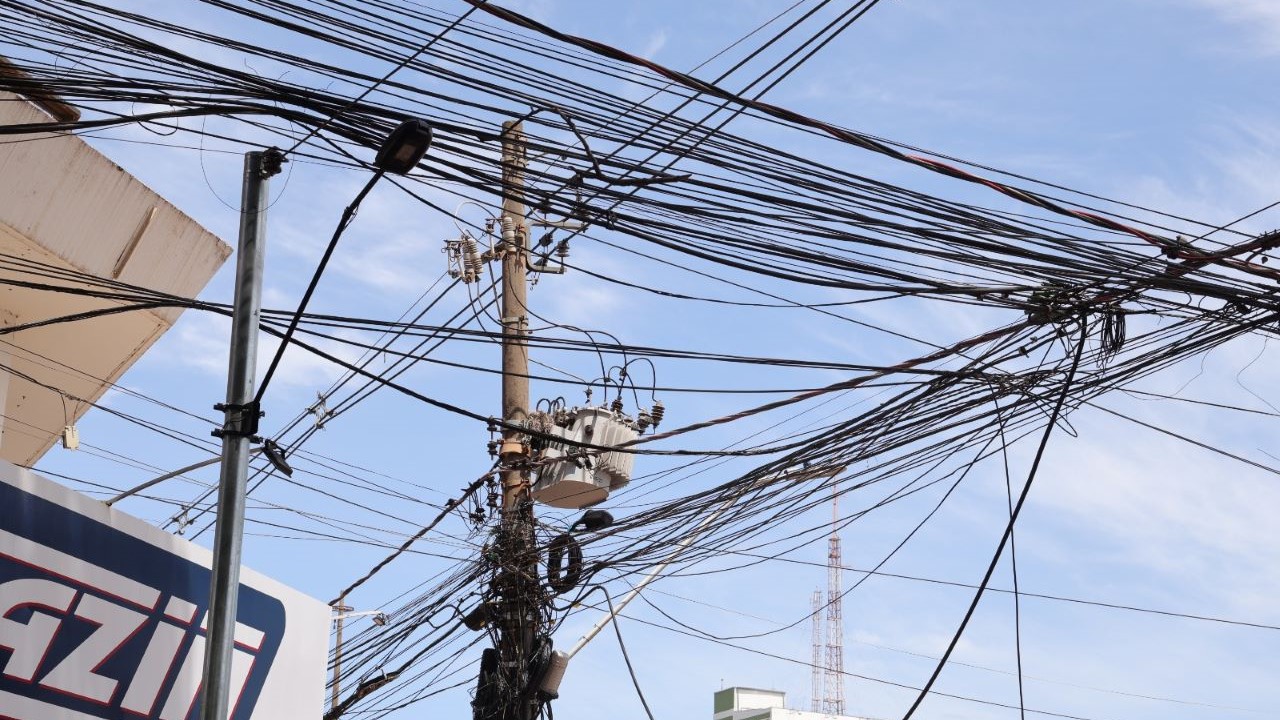 Secretaria de Serviços Urbanos inicia ação para multar empresas de telefonia e internet por fios em postes