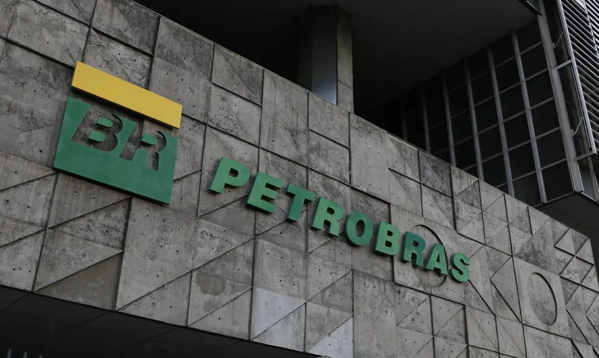 Petrobras implementa desconto no diesel a partir de segunda-feira Petrobras implementa desconto no diesel a partir de segunda-feira
