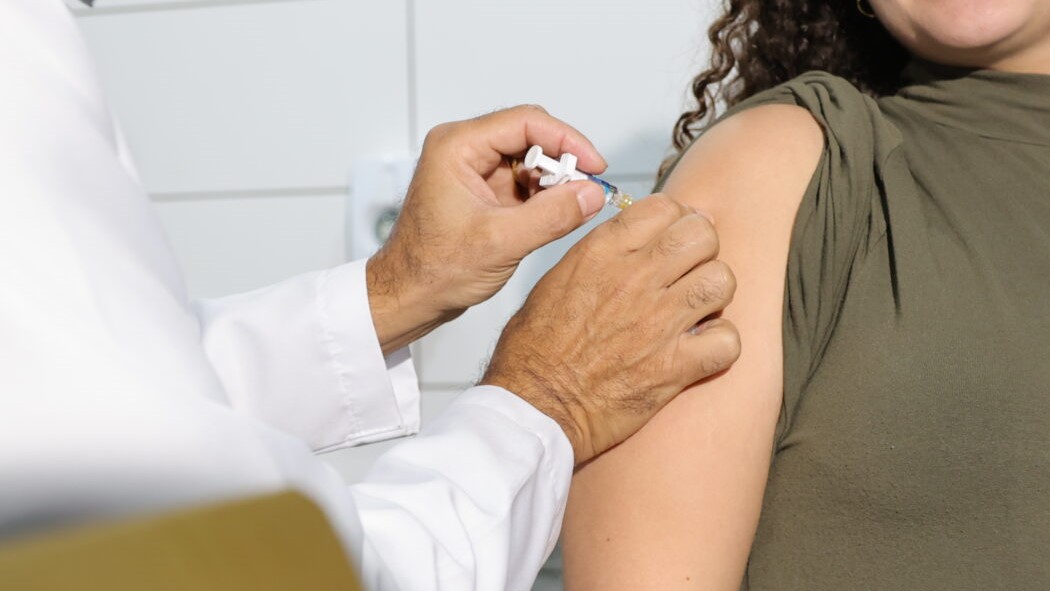 Com baixa adesão às vacinas, Secretaria de Saúde alerta para riscos da Chikungunya e influenza Com baixa adesão às vacinas, Secretaria de Saúde alerta para riscos da Chikungunya e influenza