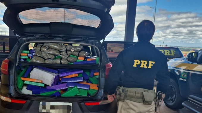 PRF apreende 328 Kg de maconha em MS, casal transportava a droga com duas crianças no veículo PRF apreende 328 Kg de maconha em MS, casal transportava a droga com duas crianças no veículo