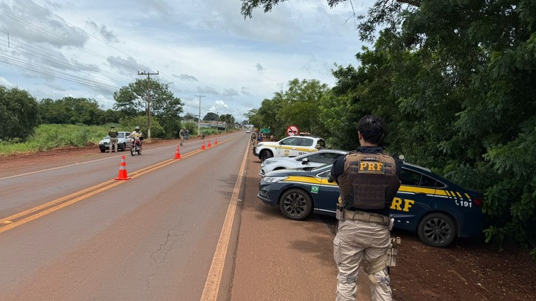 PRF reforça fiscalização durante feriado em Mato Grosso do Sul PRF reforça fiscalização durante feriado em Mato Grosso do Sul