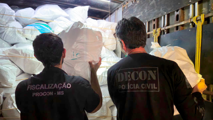 Procon/MS e Decon apreendem mais de 4,3 mil tênis falsificados em Campo Grande Procon/MS e Decon apreendem mais de 4,3 mil tênis falsificados em Campo Grande