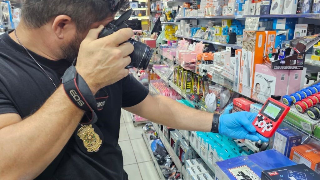 Operação apreende produtos falsificados em duas lojas de Campo Grande Operação apreende produtos falsificados em duas lojas de Campo Grande