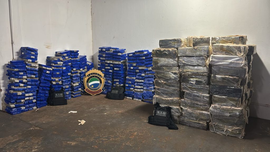 Policiais apreendem mais de 3,5 toneladas de maconha escondidas em caminhão na BR-376 Policiais apreendem mais de 3,5 toneladas de maconha escondidas em caminhão na BR-376