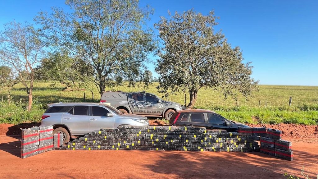 Policiais recuperam caminhonete furtada e apreende 2 toneladas de maconha após motoristas furarem bloqueio