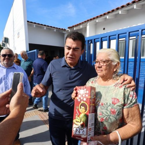 Dona Francisca Pereira da Costa levou fogos para comemorar reinauguração, mas foi orientada pelo prefeito para não soltar em respeito às pessoas autistas e aos pets