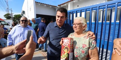 Dona Francisca Pereira da Costa levou fogos para comemorar reinauguração, mas foi orientada pelo prefeito para não soltar em respeito às pessoas autistas e aos pets