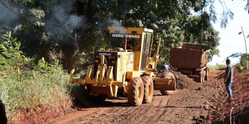 Serviço de patrolamento e cascalhamento está concentrado atualmente em vias secundárias da aldeia indígena Jaguapiru – Foto: A. Frota
