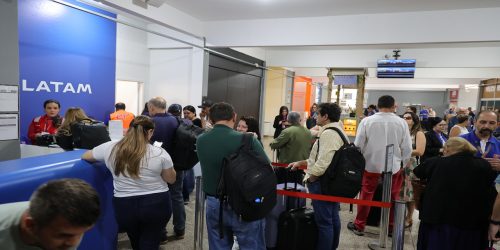 Guichê da Latam Airline ficou congestionado de passageiros fazendo o check-in para embarcar no primeiro voo da empresa em Dourados – Foto: A. Frota