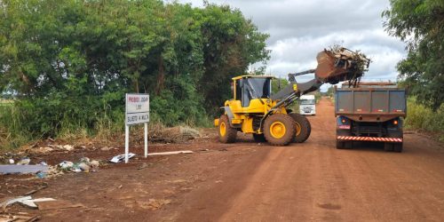Via de acesso ao distrito de Panambi limpo recentemente voltou a estar tomado de lixo – Fotos: Assecom