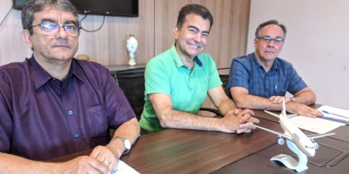 Marçal Filho reunido com Luiz Roberto Martins de Araújo, o Beto, e Juscelino Cabral, para discutir os próximos passos até a liberação total da pista do Aeroporto de Dourados – Foto: Marcos Santos