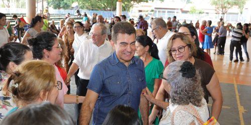 Prefeito Marçal Filho e secretária de Assistência Social, Shirley Zarpelon, durante momento de acolhida com os grupos de idosos no complexo esportivo Jorjão – Fotos: A. Frota
