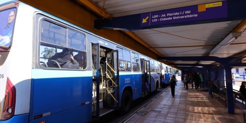 Os usuários do transporte coletivo em Dourados começam a semana pagando menos pela passagem de ônibus. Foto: A. Frota