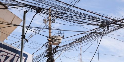 Emaranhado de fios polui a cidade visualmente e coloca pessoas em risco com cabos soltos ou arrebentados