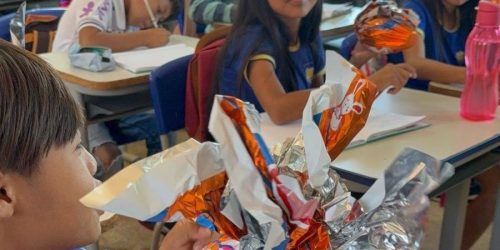 Alunos da Rede Municipal de Ensino na Reserva Indígena de Dourados receberam ovos de Páscoa. Divulgação/Assecom