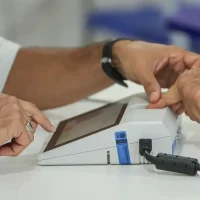 Mais de 158 milhões de eleitores vão às urnas para escolher o presidente do país