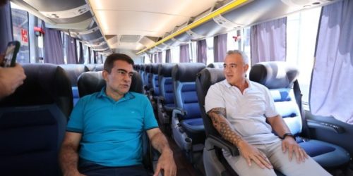Prefeito Marçal Filho e Adilson Osiro, da GWA, no interior de novo ônibus que conta com ar condicionado – Foto: A. Frota