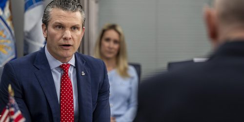 O secretário de Defesa Pete Hegseth e o Secretário de Estado do Reino Unido para a Defesa John Healey participam de uma troca bilateral no Pentágono, Washington, DC, 6 de março de 2025. (Foto do DOD do oficial da Marinha dos EUA 1ª classe Alexander Kubitza)
