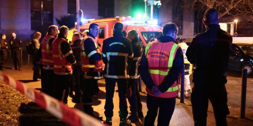 Os serviços de emergência respondem a uma explosão de granada em um bar em Grenoble, França © Maxime Gruss, AFP