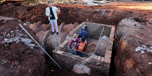 Na Rua 20 de Dezembro o prefeito Marçal Filho acompanhou o serviço de implantação de galeria de águas pluviais que irá pôr fim aos alagamentos. Fotos: A. Frota