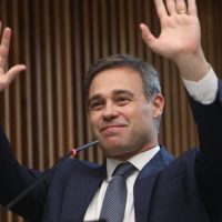 O ministro do Supremo Tribunal Federal (STF), André Mendonça, recebeu na segunda-feira (24/06/2024) o Título de Cidadão Honorário do Estado concedido pela Assembleia Legislativa do Paraná. A honraria foi entregue no Plenário do Poder Legislativo por proposição do primeiro secretário da Assembleia, deputado Alexandre Curi (PSD), e do deputado Alexandre Amaro (Republicanos). A sessão solene reuniu parlamentares, representantes dos poderes do Estado, além de lideranças políticas e religiosas. Curi e Amaro são autores do projeto de lei 948/2023, concedendo o título. Sancionado pelo governador Carlos Massa Ratinho Junior, o texto se tornou a Lei n° 21.775/2023.