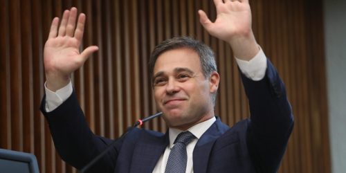 O ministro do Supremo Tribunal Federal (STF), André Mendonça, recebeu na segunda-feira (24/06/2024) o Título de Cidadão Honorário do Estado concedido pela Assembleia Legislativa do Paraná. A honraria foi entregue no Plenário do Poder Legislativo por proposição do primeiro secretário da Assembleia, deputado Alexandre Curi (PSD), e do deputado Alexandre Amaro (Republicanos). A sessão solene reuniu parlamentares, representantes dos poderes do Estado, além de lideranças políticas e religiosas. Curi e Amaro são autores do projeto de lei 948/2023, concedendo o título. Sancionado pelo governador Carlos Massa Ratinho Junior, o texto se tornou a Lei n° 21.775/2023.