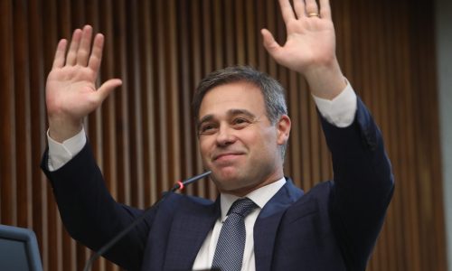 O ministro do Supremo Tribunal Federal (STF), André Mendonça, recebeu na segunda-feira (24/06/2024) o Título de Cidadão Honorário do Estado concedido pela Assembleia Legislativa do Paraná. A honraria foi entregue no Plenário do Poder Legislativo por proposição do primeiro secretário da Assembleia, deputado Alexandre Curi (PSD), e do deputado Alexandre Amaro (Republicanos). A sessão solene reuniu parlamentares, representantes dos poderes do Estado, além de lideranças políticas e religiosas. Curi e Amaro são autores do projeto de lei 948/2023, concedendo o título. Sancionado pelo governador Carlos Massa Ratinho Junior, o texto se tornou a Lei n° 21.775/2023.