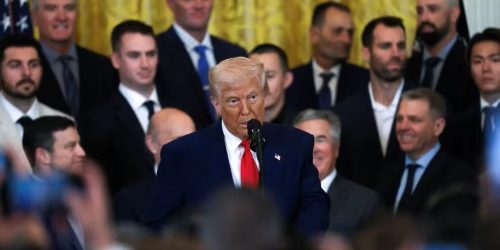 Donald Trump fala durante cerimônia em homenagem aos membros do campeão da World Series de 2024, Los Angeles Dodgers, nesta segunda-feira, 7 de abril — Foto: Leah Millis/Reuters