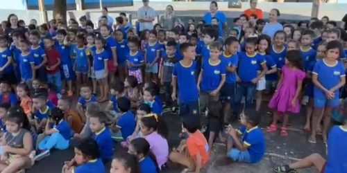 Crianças interagiram com o prefeito e depois foram brincar no parquinho coberto