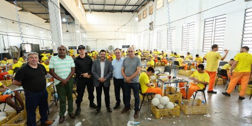 Entrega dos uniformes contou com a presença de representantes da prefeitura e do Conselho da Comunidade – Fotos: A. Frota